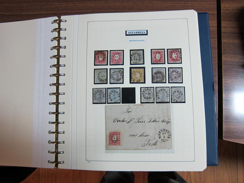 0019 (80).JPG -     Lote:    19      Marcofilia      Lotes Especiais       Descrição:         Portugal. Colecção especializada de carimbos de duplo círculo, tipo 1852, montada em 4 álbuns Lindner, com selos de diversas emissões e cartas, com estudo minucioso de cada marca. Lote a ver.         Lote       Valor Base:     &euro; 2.500,00     Valor Venda:     Retirado     